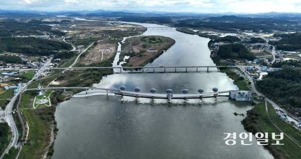자연보전권역으로 묶인 지역은 한강 수계의 수질과 녹지 등 자연환경 보전을 이유로 택지와 공업용지, 관광지 등을 조성하기 위한 사업들이 모두 제한되고 학교나 업무 및 판매용 건축물 등의 신·증설 허가도 제한된다. 사진은 여주시 이포보. 2025.10.22 /최은성기자 ces7198@kyeongin.com