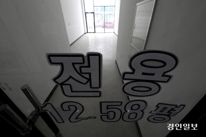 코로나19 팬데믹은 거북섬에 상권이 형성될 중요한 타이밍을 빼앗았고, 그간 받았던 관심은 ‘공실섬’이라는 오명으로 되돌아왔다. 시흥시 정왕동 거북섬 상가 모습. /경인일보DB