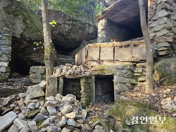 불암산 계곡 바위 공간에서 굿당으로 사용된  불법 건축물이 철거된 후 들어난 인공 구조물. 2025.10.29 남양주/이종우기자 ljw@kyeongin.com