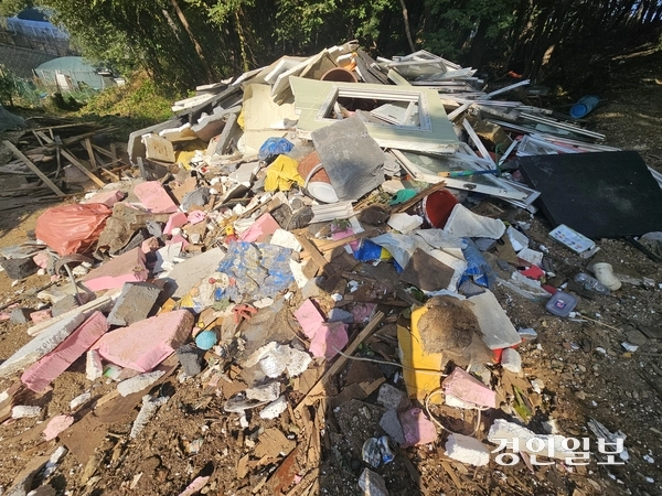 불암산 굿당에서만 총 290t 폐기물과 쓰레기가 쏟아져 나오고 있다. 2025.10.29 남양주/이종우기자 ljw@kyeongin.com