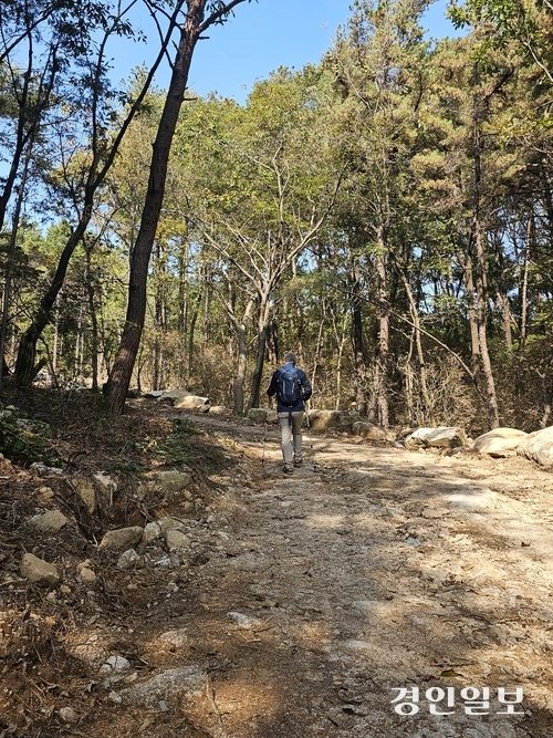 굿당 철거후 시민들이 불암산 계곡을 찾아 등산을 하고 있다. 2025.10.29 남양주/이종우기자 ljw@kyeongin.com