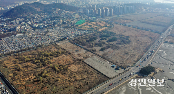 인천시가 옛 송도유원지 일대를 미래형 도시공간으로 재구축하는 ‘송도유원지 르네상스 마스터플랜’을 본격 추진한다. 사진은 송도국제도시에서 바라본 송도유원지 르네상스 마스터플랜 예정 부지. /경인일보DB