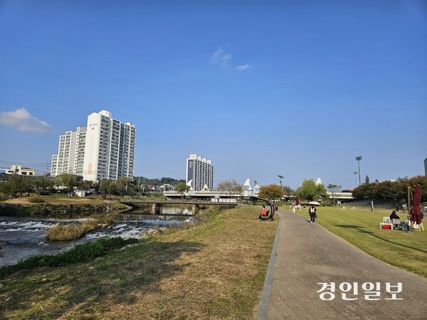 시민들이 오산천변을 걷거나, 잔디밭 벤치에 앉아 오후를 즐기고 있다. 오산/공지영기자 jyg@kyeongin.com