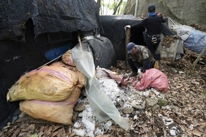 ‘불법시설 철거’ 불암산 계곡, 파도파도 쓰레기