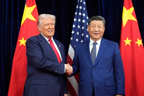 도널드 트럼프 미국 대통령과 시진핑 중국 국가주석이 30일 오전 김해국제공항 공군기지에서 정상회담을 위해 만나 악수하고 있다. 2025.10.30 /AP=연합뉴스