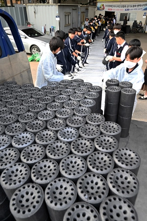 [포토] 한광중학교, 취약층에 연탄 4천장 기부