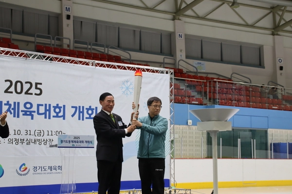 이원성 경기도체육회장이 2025 경기도동계체육대회 개막식에서 성화점화를 하고 있다. 2025.10.31 /경기도체육회 제공
