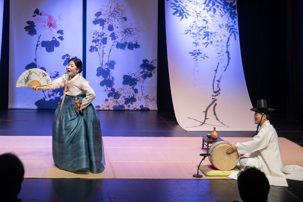 김경아 명창이 지난 29일 학산소극장에서 ‘심청가’ 완창 공연을 펼치고 있다. 홍석복 고수가 장단을 맞추고 있다. 사진은 김 명창의 공연을 기록해 온 류재형 사진가가 촬영했다. 2025.10.29 /류재형 작가 제공