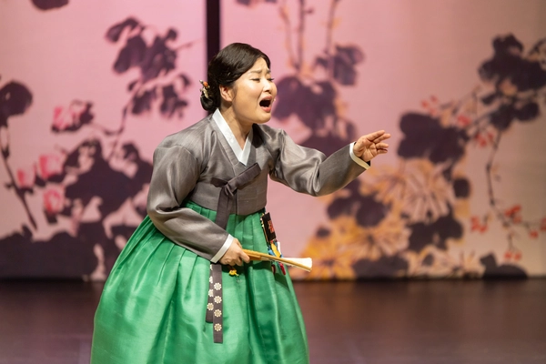 김경아 명창이 지난 29일 학산소극장에서 ‘심청가’ 완창 공연을 펼치고 있다. 장장 5시간에 걸친 공연에서 15분씩 2차례 인터미션이 있었는데, 그때마다 김명창은 의상을 교체했다. 사진은 김 명창의 공연을 기록해 온 류재형 사진가가 촬영했다. 2025.10.29 /류재형 작가 제공