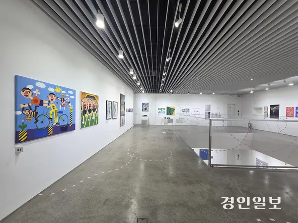 서울 송원아트센터에서 다음달 4일까지 진행 중인 ‘어제는 과거의 미래다’전. 이 전시는 경기문화재단 아트경기 프로그램 일환으로, 전시장에서 작품을 관람하고 구매까지 할 수 있다. 2025.10.30/ 이시은기자see@kyeongin.com