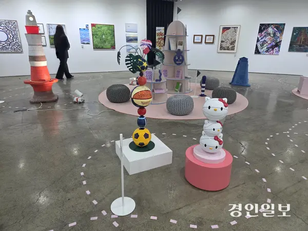 서울 송원아트센터에서 다음달 4일까지 진행 중인 ‘어제는 과거의 미래다’전. 이 전시는 경기문화재단 아트경기 프로그램 일환으로, 전시장에서 작품을 관람하고 구매까지 할 수 있다. 2025.10.30/ 이시은기자see@kyeongin.com