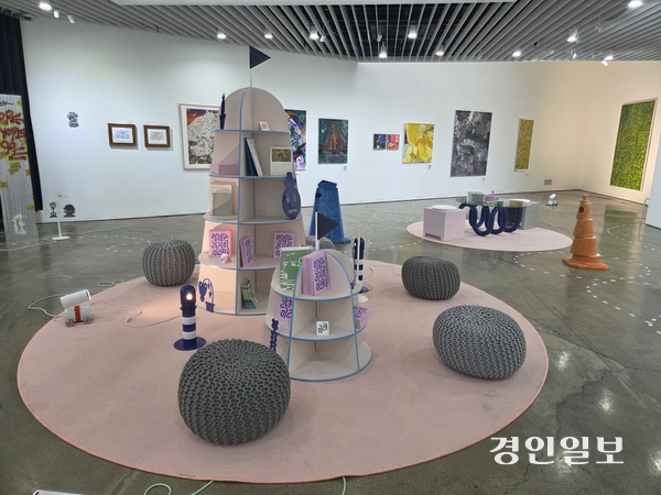 서울 송원아트센터에서 다음달 4일까지 진행 중인 ‘어제는 과거의 미래다’전. 이 전시는 경기문화재단 아트경기 프로그램 일환으로, 전시장에서 작품을 관람하고 구매까지 할 수 있다. 2025.10.30/ 이시은기자see@kyeongin.com