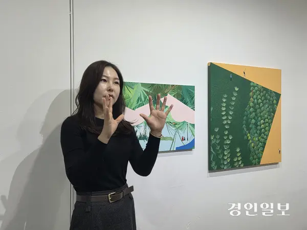 서울 송원아트센터에서 다음달 4일까지 진행 중인 ‘어제는 과거의 미래다’전. 이 전시는 경기문화재단 아트경기 프로그램 일환으로, 전시장에서 작품을 관람하고 구매까지 할 수 있다. 사진은 손모아 작가가 지난 30일 전시장에서 본인 작품에 대해 취재진에게 설명하는 모습. 2025.10.30/ 이시은기자see@kyeongin.com