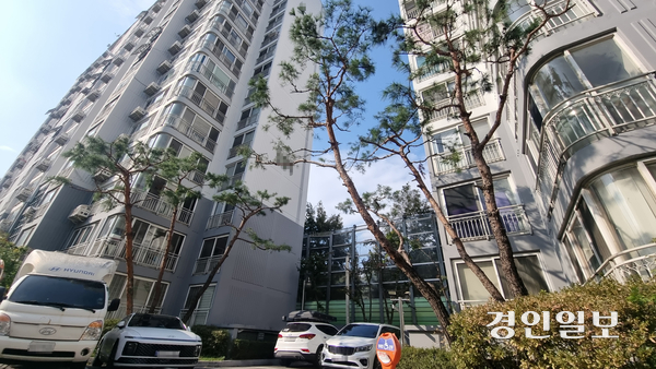 북부간선도로와 구리 A아파트 사이엔 방음벽 하나뿐이다. 소음피해에 시달리고 있지만 방음터널 설치는 ‘하세월’이다. 2025.10.29 구리/권순정기자 sj@kyeongin.com