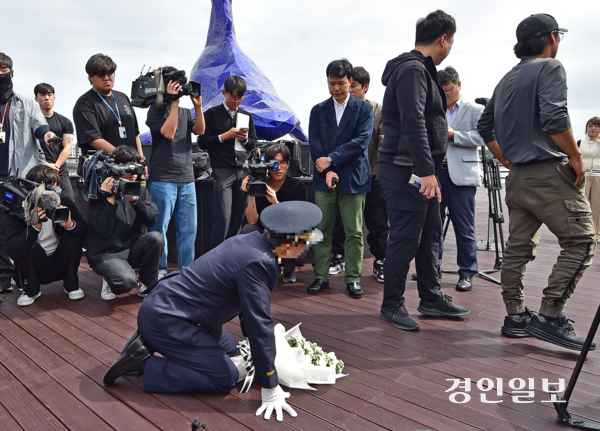 인천시 옹진군 영흥면 하늘고래전망대에서 고 이재석 경사 순직 당시 당직 팀장 A경위가 유가족에게 무릎을 꿇고 사죄하고 있다. 2025.9.22 / 경인일보DB