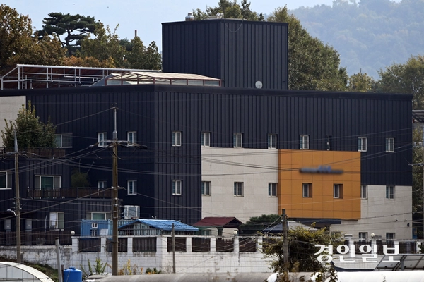인천 강화군 길상면에 위치한 한 중증장애인 거주시설. 이 시설의 시설장은 여성 입소자 13명을 성적 학대한 혐의로 경찰 수사를 받고 있다. 2025.10.31 /조재현기자 jhc@kyeongin.com