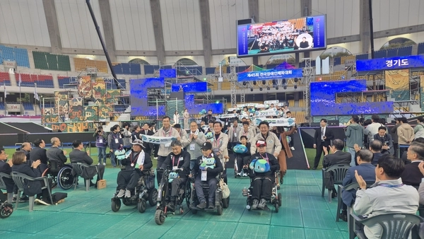 31일 부산 아시아드주경기장에서 열린 제45회 전국장애인체육대회 개회시에서 경기도 선수단이 입장하고 있다. /경기도장애인체육회 제공