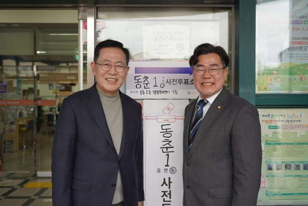 박남춘(왼쪽) 전 인천시장과 박찬대 의원의 사이는 끈끈하기로 유명하다. 박 의원이 인천시장 선거에 나설 경우 연수구갑 보궐선거 후보로 박 전 시장이 유력하게 거론되기도 한다. /경인일보DB