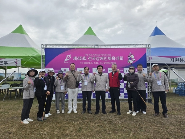 제45회 전국장애인체육대회에서 경기도 골프 선수들이 필승을 다짐하며 파이팅을 외치고 있다. /경기도장애인체육회 제공