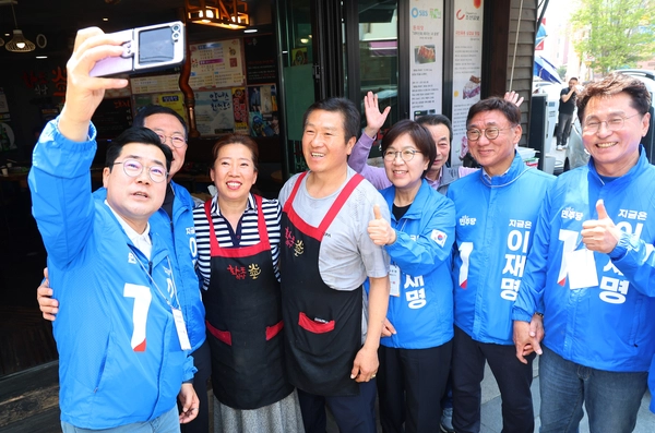 박찬대 의원은 지역구 유권자들과 격의없이 소통하는 등 주민들의 높은 지지를 받으며 연수구갑에서 3선에 성공했다. /연합뉴스