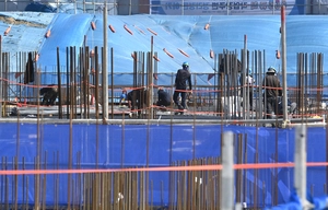 공급 늘린다는 정부, 지을 힘 없다는 현장… 경기도 건설지표 ‘빨간불’