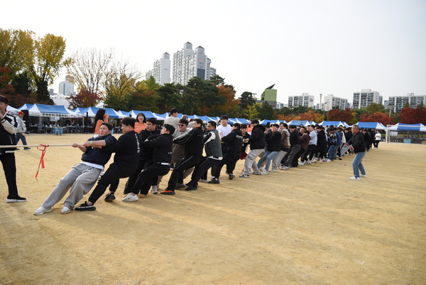 최근 열린 경기도자동차매매사업조합 수원지부 ‘한마음체육대회’에서 줄다리기 시합이 펼쳐지고 있다. /경기도자동차매매사업조합 수원지부 제공
