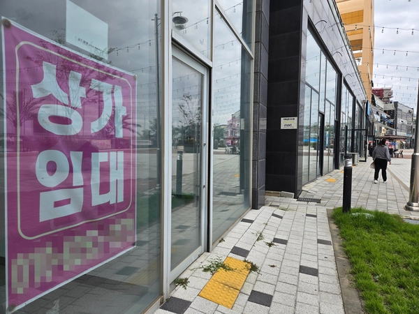 지난달 31일 시흥시 거북섬의 빈 상가 모습. 2025.10.31 /김태강기자 think@kyeongin.com