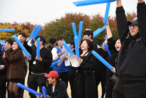 최근 열린 경기도자동차매매사업조합 수원지부 ‘한마음체육대회’에서 열띤 응원전이 펼쳐지고 있다. /경기도자동차매매사업조합 수원지부 제공