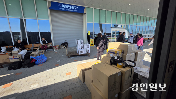 지난달 28일 문 닫힌 평택당진항 국제여객터미널 출국 수화물장 주변에 상인 및 여행객들의 크고 작은 짐들이 널려있다. 2025.10.28 /임열수기자 pplys@kyeongin.com