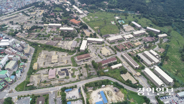 경기도와 의정부시에 따르면 그동안 주한미군 반환공여지 개발의 걸림돌이던 여건들이 올해 들어 하나둘 개선되고 있다. 사진은 의정부 캠프 레드클라우드 전경. /경인일보DB