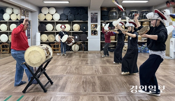 지난달 28일 오후 인천 부평구 인천남사당놀이보존회 연습실에서 지운하 보존회 이사장이 제자들과 함께 ‘예인 70년’ 기념 공연 연습을 하고 있다. 2025.10.28 /박경호기자 pkhh@kyeongin.com
