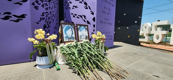 지난 2024년 6월13일 오전 경기 양주시 효순·미선 평화공원에서 희생자들을 추모하는 추모제가 진행되고 있다. 사진은 추모 현장에 놓인 두 여중생의 영정 사진과 꽃. 2024.6.13 /연합뉴스