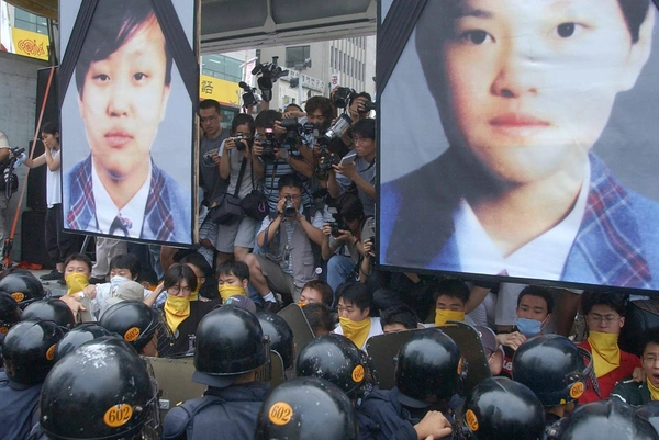 서울시청 앞 광장에서 열린 미군 장갑차 희생 여중생 49재 행사에서 참석자들이 효순.미선양 영정을 앞세우고 경찰과 대치하며 몸싸움을 벌이고 있다. 2002.7.31 /연합뉴스