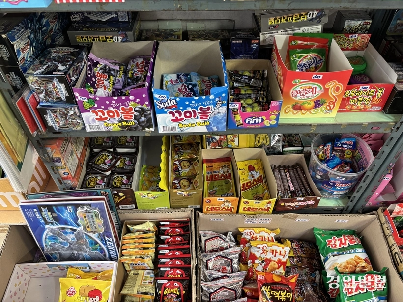 꿈돌이문구완구 안에는 아폴로와 차카니 등 옛날 아이들 추억의 간식을 팔고 있다. /신현정기자 god@kyeongin.com