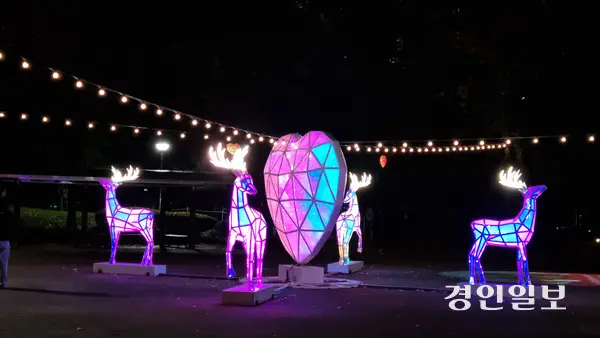 구리시 장자호수공원에서 ‘구리 빛축제’가 펼쳐지고 있다. 고보조명부터 호박마차, 사슴 등 대형 조형물들이 가을밤 낭만을 더하고 있다. 2025.10.27 구리/권순정기자 sj@kyeongin.com