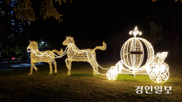 구리시 장자호수공원에서 ‘구리 빛축제’가 펼쳐지고 있다. 고보조명부터 호박마차, 사슴 등 대형 조형물들이 가을밤 낭만을 더하고 있다. 2025.10.27 구리/권순정기자 sj@kyeongin.com
