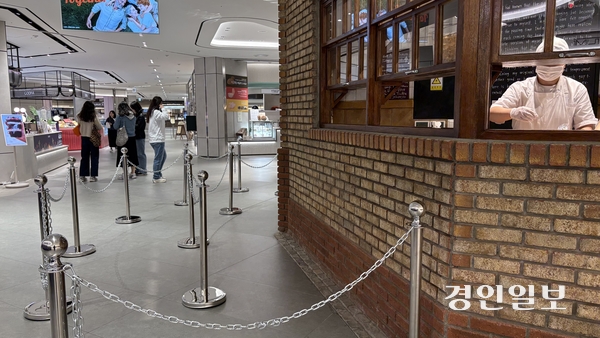 지난달 30일 찾은 런던베이글뮤지엄 인천점 앞. 2025.10.30 /정선아기자 sun@kyeongin.com