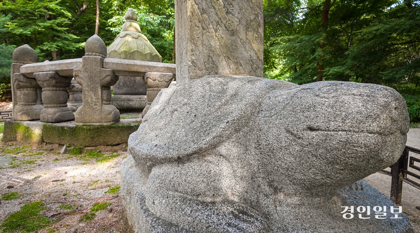 창경궁에 위치한 성종 태실·태실비 일제강점기 때 창경궁으로 옮겨진 성종태실이 원래 자리인 광주 태전동에 없다는 이유로 세계유산 잠정목록 등재신청에 빠져 경기도는 세계문화유산 보유 기회를 잃게 됐다. 사진은 서울 창경궁으로 옮겨진 성종 태실과 태실비. /최은성기자 ces7198@kyeongin.com