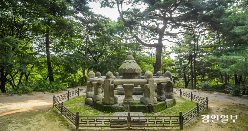 창경궁에 위치한 성종 태실·태실비 일제강점기 때 창경궁으로 옮겨진 성종태실이 원래 자리인 광주 태전동에 없다는 이유로 세계유산 잠정목록 등재신청에 빠져 경기도는 세계문화유산 보유 기회를 잃게 됐다. 사진은 서울 창경궁으로 옮겨진 성종 태실과 태실비. /최은성기자 ces7198@kyeongin.com