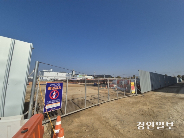 인천시의 늦장 행정에 인천종합어시장 이전 사업이 지연되면서 이전 예정 부지인 인천 연안항 물양장 매립지가 준공 이후에도 빈 터로 남게 됐다. 사진은 최근 준공된 인천 연안항 물양장 매립지. 2025.11.4 /김주엽기자 kjy86@kyeongin.com