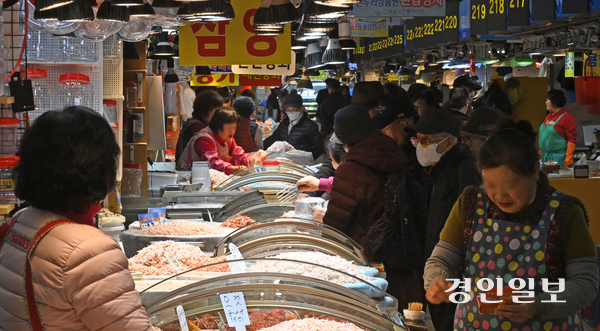 본격적인 김장철인 4일 오전 인천시 남동구 소래포구 전통어시장 젓갈 상점을 찾은 방문객들이 젓갈을 살펴보고 있다. 2025.11.4 /조재현기자 jhc@kyeongin.com