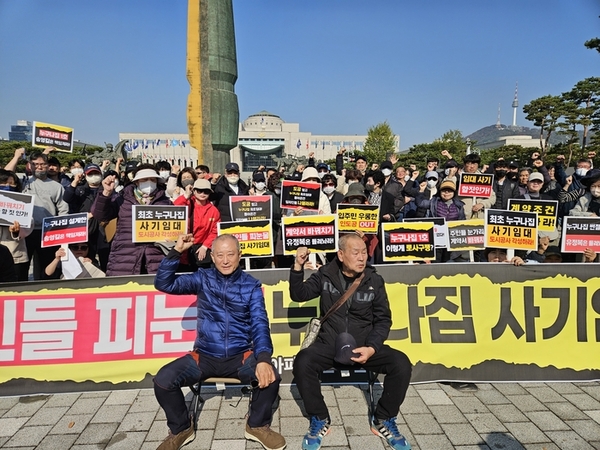 4일 서울 용산 대통령실 앞에서 ‘도화서희스타힐스 분양비상대책위원회’가 기자회견을 열고 분양전환 시점 감정평가액이 아닌 최초 분양가로 아파트를 분양하라고 촉구하고 있다. 2025.11.4 /도화서희스타힐스 분양비상대책위원회 제공