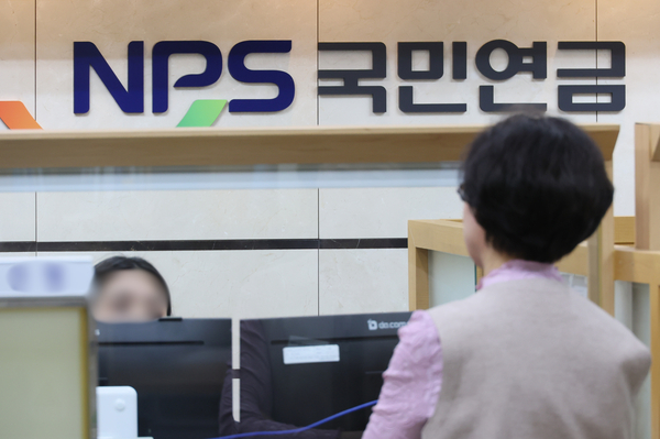 집권 여당이 연내 정년 연장 입법 추진 의사를 밝히면서 관련 논의가 재점화됐다. 사진은 국민연금공단 종합삼담실 모습. /연합뉴스