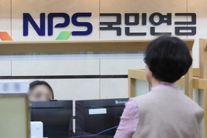 [여러분 생각은?] ‘정년연장’ 연내 입법… “소득공백 해소” vs “신규채용 축소”