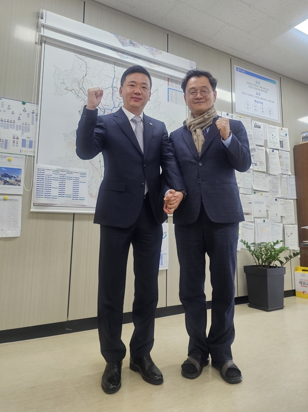 민경선 경기도교통공사 사장과 김경일 공공정책학회 자문위원이 경기도 미래교통정책 모색을 위한 만남을 갖고 포즈를 취하고 있다. 2025. 11. 4 /한국공공정책학회 제공