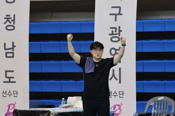 제45회 전국장애인체전 골볼 종목에 출전한 인천도시공사팀을 응원하는 김신 감독. /김신 감독 제공