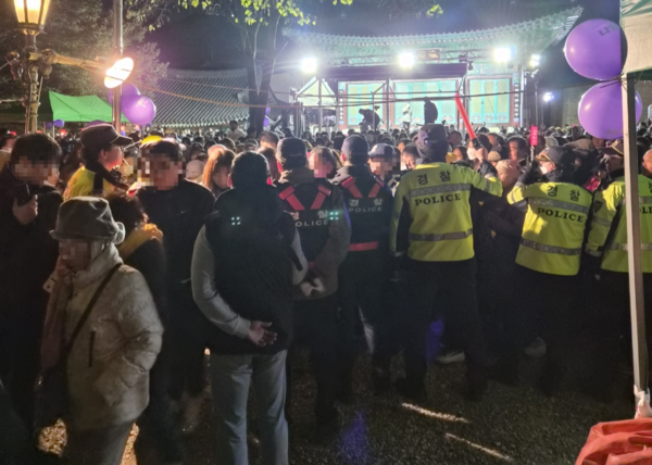 지난 2일 인천 남동구 만월산에서 열린 약사사 산사음악회에 인파가 몰려 경찰이 질서 유지를 위한 조치를 하고 있다. 2025.11.2 /독자 제공