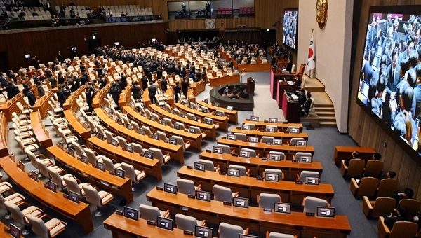 이재명 대통령이 4일 서울 여의도 국회 본회의장에서 내년도 정부 예산안에 대한 시정연설을 마친 뒤 의원들과 악수하고 있다. 2025.11.4 /국회사진기자단