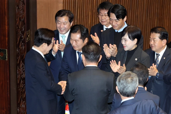 이재명 대통령이 4일 내년도 정부 예산안에 대한 시정연설을 하기 위해 국회 본회의장으로 들어서며 더불어민주당 정청래 대표와 악수하고 있다. 2025.11.4 /연합뉴스