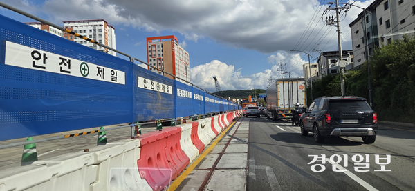 ‘김포~관산도로’ 파주 구간이 지지부진한 공사 탓에 주민 불편이 심화되고 있다. 2025.11.4 파주/이종태기자 dolsaem@kyeongin.com